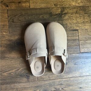 Suede clogs